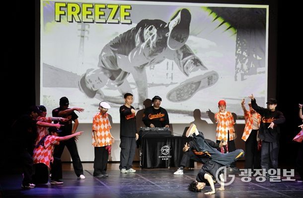 해설이 있는 스트리트댄스 <카르페디엠> 공연