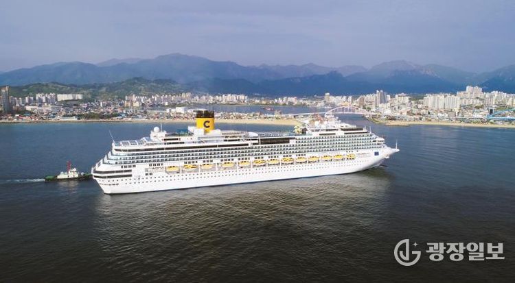 속초항 입항하는 코스타세레나호