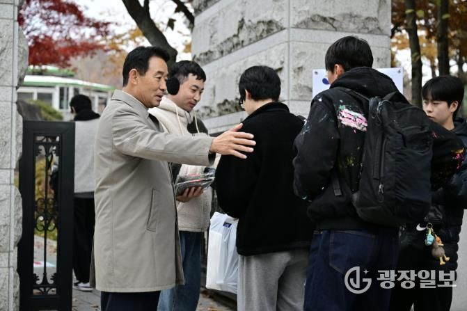 백영현 포천시장, 수험생 응원 위해 동남고 방문해 격려