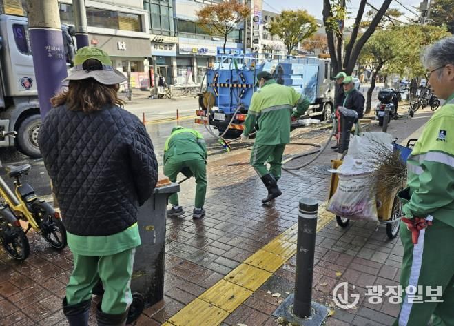 수원시 팔달구 우만2동, 아주대 일대 인도 물청소 실시