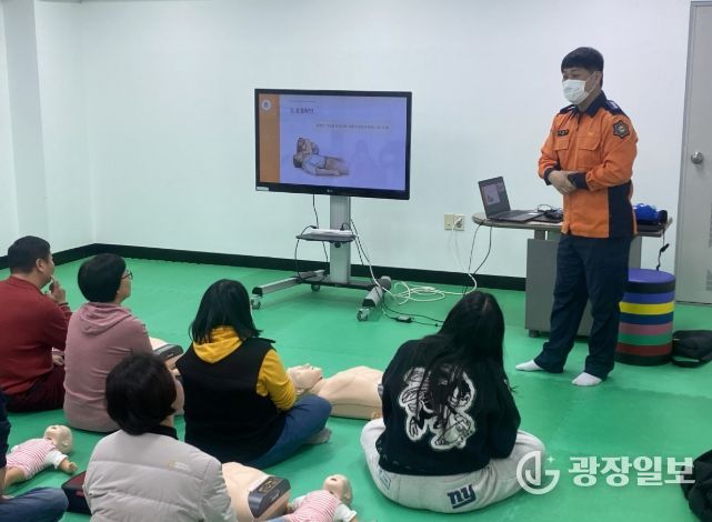 수원소방서와 함께 시민 대상으로 응급처치 교육을 하고 있다.