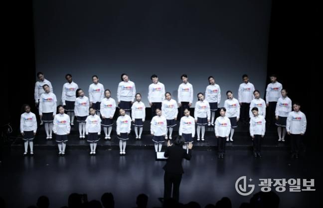 안산시 세계소년소녀합창단이 15일 소극장 보노마루에서 열린 ‘제15회 정기연주회’ 무대에서 합창을 하고 있다.