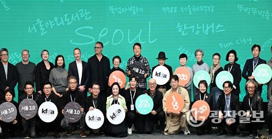 오세훈 서울시장이 17일(월) DDP에서 열린 'WHY2025 글로벌 디자인 포럼'에서 주요 참석자들과 기념촬영하고 있다.