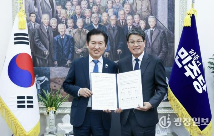 김돈곤 군수와 정청래 대표가 농어촌기본소득 시범사업 성공을 위한 국비 상향 논의를 위한 만남을 가졌다.