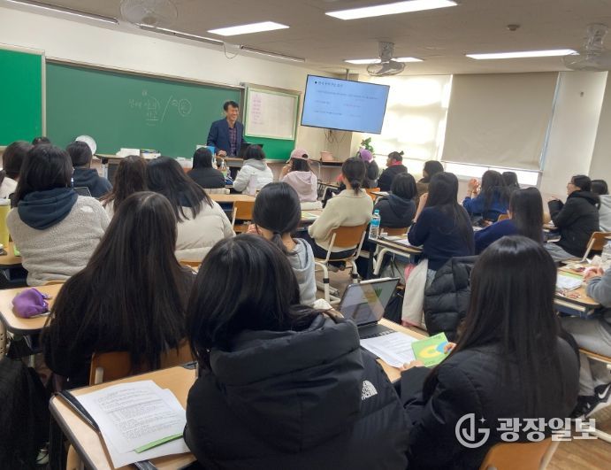 천안시는 18일 두정고등학교에서 인문계 고등학교 학생을 대상으로 청년안정교육을 실시했다.