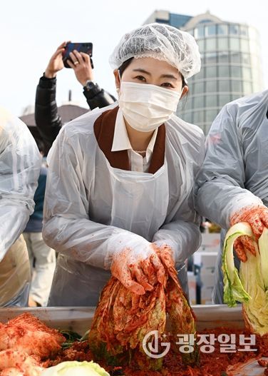 구미경의원 김장행사에 직접 참여하고 있다