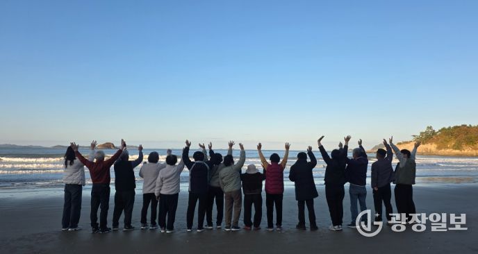 자살예방 힐링캠프에 참여해 신안 일대를 관람하는 참여자들