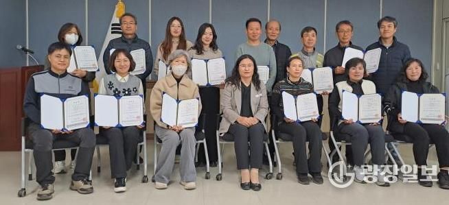 도시농업 정문가 양성 교육 수료자 기념촬영