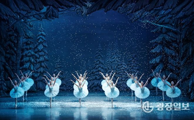 연말 공연 中 발레 <호두까기인형> 사진