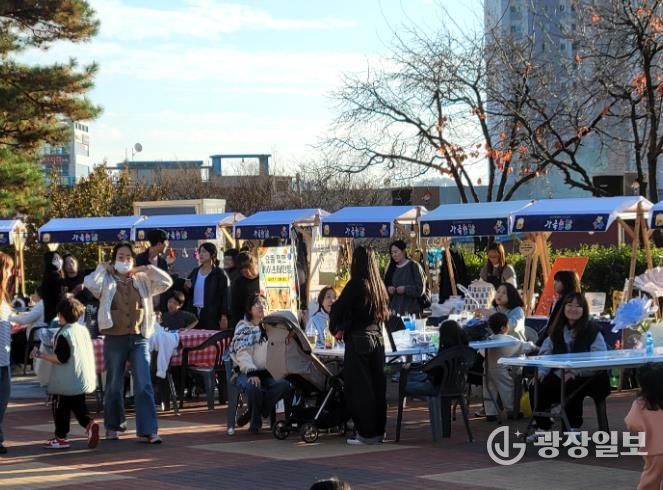 지난 15~16일 왜관 소공원에서 열린‘가족놀장’ 행사에 가족 단위 방문객들이 참여해 다양한 체험 프로그램을 즐기고 있다.