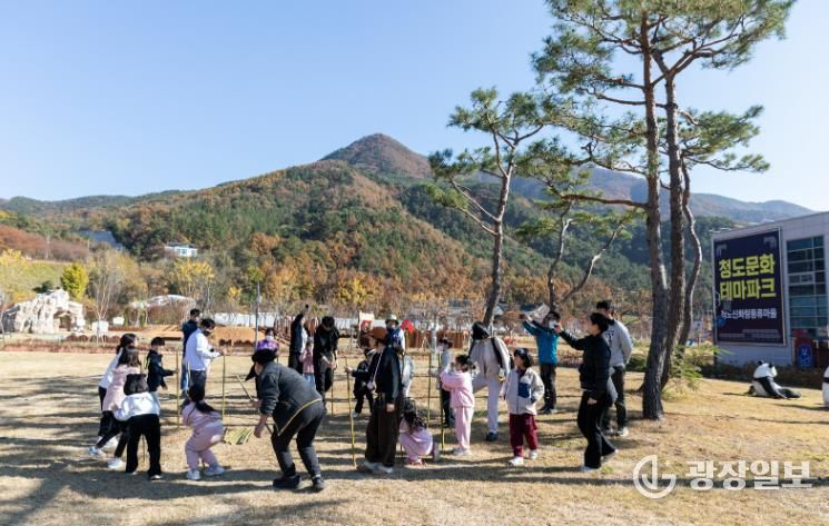 청도우리정신문화재단)생태놀이를 하는 참가자들의 모습