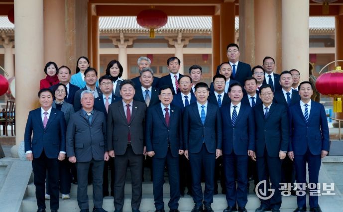 중국 둔황시를 방문한 주낙영 경주시장과 경주시 대표단이 18일 둔황시청 앞에서 둔황시 주요 인사들과 기념촬영을 하고 있다.