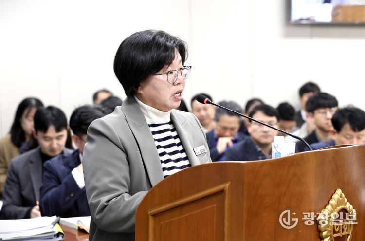 전라남도의회 제395회 제2차 정례회 제3차 기획행정위원회 회의(19일)에서 오미화 의원이 건의안 제안 설명을 하고 있다.