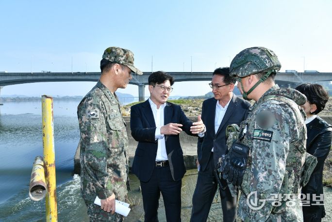 김포시가 7일 고촌읍에 위치한 백마도에서 현장행정을 진행했다.