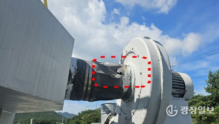 대기방지시설(흡착에 의한 시설)의 연결부위가 훼손된 채로 방치된 모습