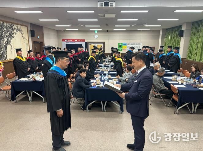울진군은 지난 농업기술센터에서 제20기 울진녹색농업대학 수료식을 갖고 63명의 농업 선도 핵심 인력을 배출했다