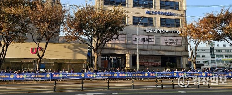 지난 18일 조례사거리 일원에서 교통사고 예방과 안전문화 확산을 위해 민·관·경이 참여하는 합동 교통안전 캠페인을 실시했다.