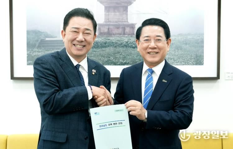 김영록 전라남도지사(오른쪽)가 19일 서울 국회에서 김병기 더불어민주당 원내대표와 면담을 갖고 2026년 국고 핵심사업 해결을 위한 건의 및 협조를 요청하고 있다.