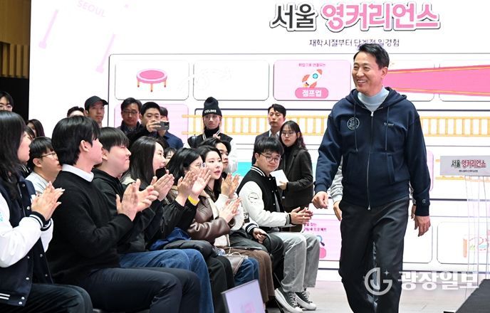 ‘서울시 청년정책 일자리 분야 신규사업 설명회’가 열린 19일 오세훈 서울시장이 참석자에게 인사를 건네며 행사장에 입장하고 있다.