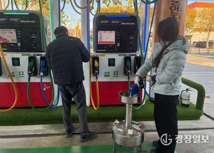 대구 동구청(구청장 윤석준)이 한국석유관리원과 함께 관내 주유소에서 정량검사를 실시하고 있다.