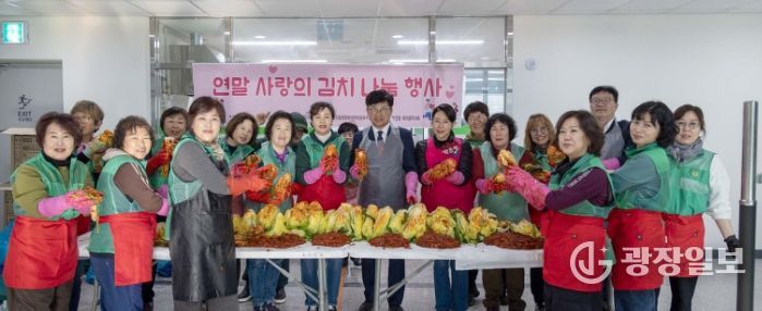 신탄진동 새마을부녀회 회원들이 20일 지역 취약계층을 위한 김장 김치를 담근 후 기념 촬영을 하고 있다