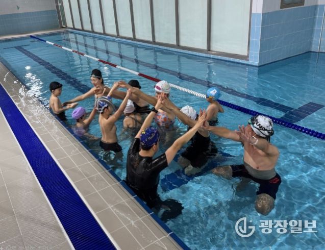 김해 해동이국민체육센터 엄마와 함께하는 ‘첨벙첨벙 수영교실’
