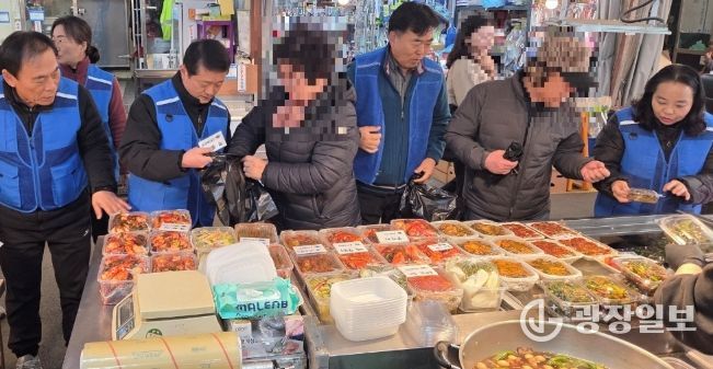 광명시 광명5동 지역사회보장협의체는 지난 20일 위원들과 1:1로 매칭된 독거어르신들이 새마을시장 내 반찬가게에서 반찬쿠폰으로 반찬을 구입하며 외출과 교류의 시간을 갖는 ‘CMS 반찬사업’을 진행했다.