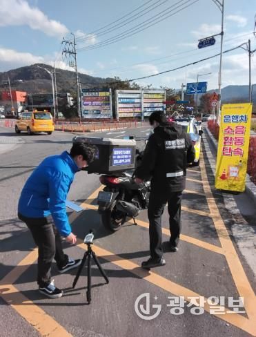 화순군과 화순경찰서, 한국교통안전공단이 합동으로 지난 19일 화순읍 광덕리 일대에서 운행차 소음 합동점검을 펼치고 있다.