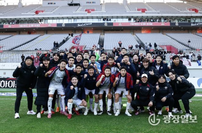 11월 22일 서울 원정경기에서 승리한 김천상무 선수단이 승리샷을 찍고 있다