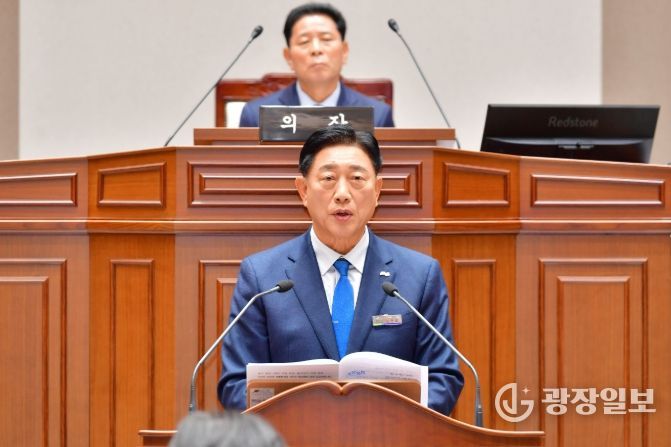 김한종 장성군수가 20일 열린 장성군의회 정례회에서 내년도 예산안에 대해 설명하고 있다. 장성군 제공