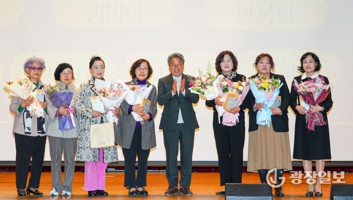 강기정 광주광역시장이 22일 오후 서구 김대중컨벤션센터에서 열린 '2025년 아이돌보미 소통의 날' 행사에 참석해 유공자 표창을 한 뒤 기념촬영을 하고 있다.