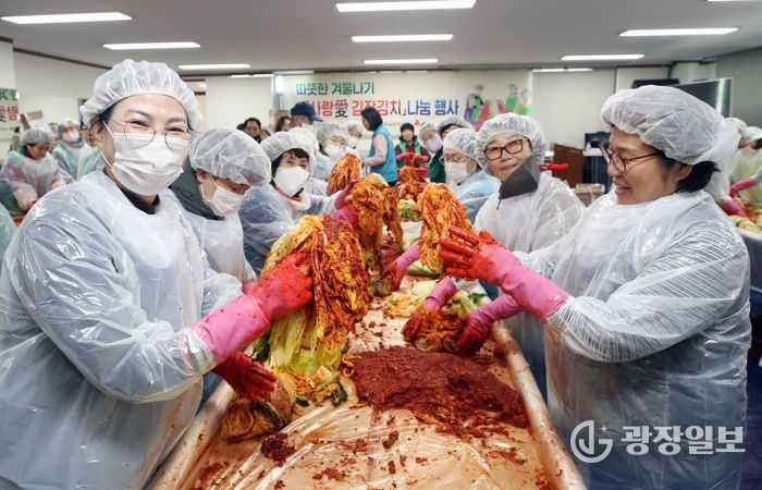 김치로 따스한 정 나눠요!...북구 김장 나눔 행사 다음 달까지 이어져