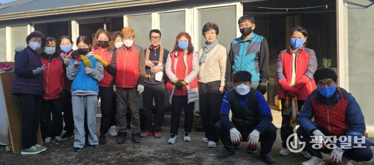 지난 22일 아마모 봉사단이 금호읍 취약계층 가구를 찾아 집수리 봉사활동을 펼쳤다.