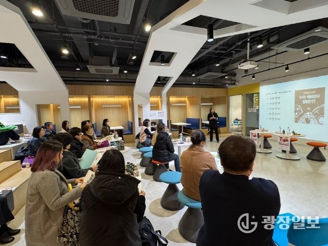 수원특례시가 수원지속가능발전협의회, 아주대학교 RISE사업단과 함께 청책(聽策) 포럼 ‘편견과 차별 너머’를 열고 있다.