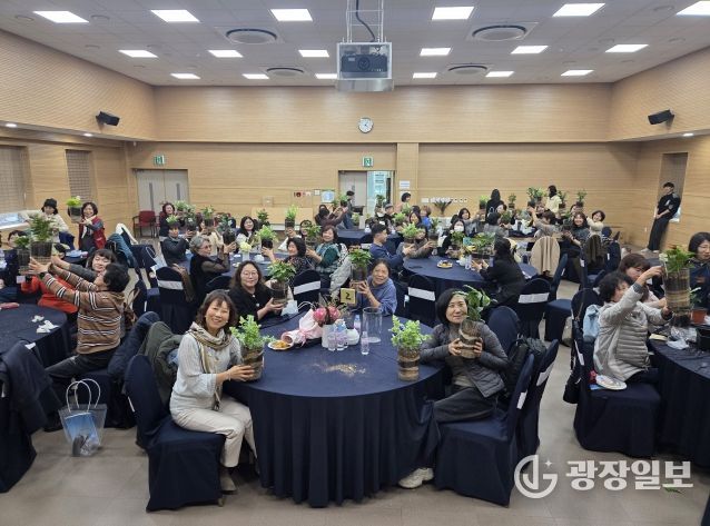 도시농업 참여자들과 유관기관 관계자 등이 ‘2025년 도시농업 종합평가회’에서 함께하고 있다.