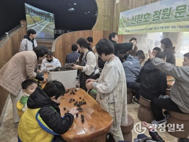 장애인 단체에서 솔방울을 만지며 체험을 하는 모습