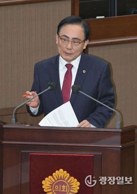 김형재 의원이 18일 열린 서울시의회 제333회 정례회 시정질문에서 정근식 서울시교육감을 상대로 질의를 하고 있다.