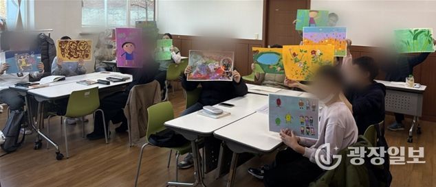 인천장애인종합복지관과 혜원의료재단이 협업한 장애인 예술일자리사업에 참여하는 장애인들이 작품을 들고 기념 촬영을 하고 있다,