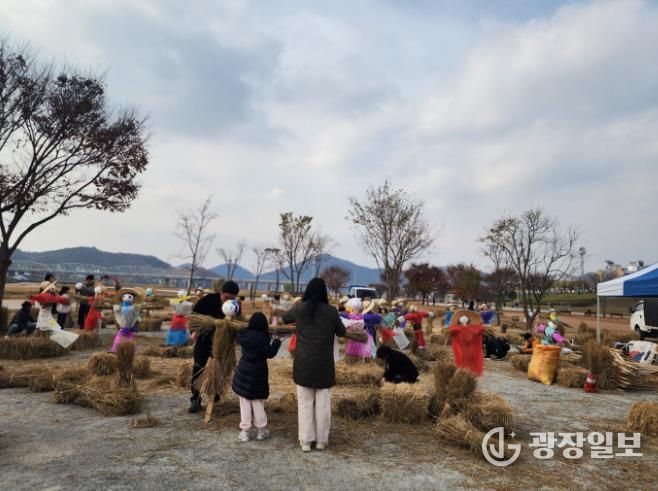 공주시, 바로마켓 백제금강점 ‘청년농부의 볏짚놀이터’ 큰 호응