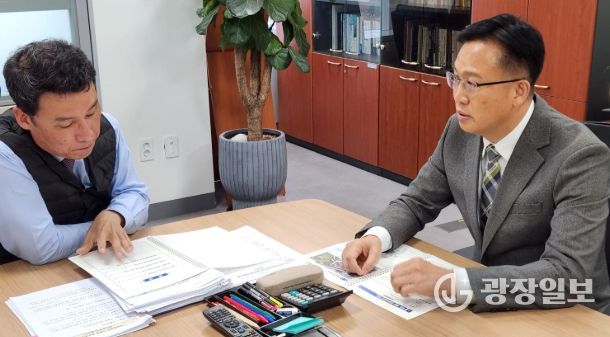 조석훈 권한대행(우)이 행안부 하종목 지방재정국장(좌)에게 목포 북항 공영차고지 조성 사업 등 특교세 건의 사업을 설명하고 있다.