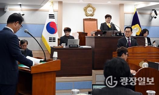 27일 열린 남해군의회 제289회 제2차 정례회 제2차 본회의에서 장행복 의원이 군정질문을 실시하고 있다.