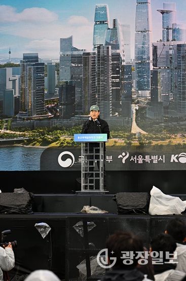 오세훈 서울시장이 27일 용산구 철도정비창 일대에서 열린 '용산국제업무지구 기공식'에서 기념사하고 있다.