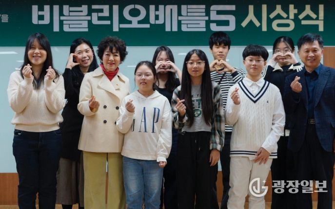 시상식에서 안필연 대표이사(좌측 세번째), 정구선 도서관본부장(우측 첫 번째)이 수상자들과 포즈를 취하고 있다.