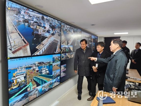 인천항만공사 이경규 사장이 ‘인천항 통합관제 시스템’을 점검하고 있다 / 사진 제공 = 인천항만공사