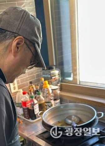 청양군 관계기관 합동점검에서 취약시설 안전 점검(전기설비, 가스설비, 소방시설)을 진행하는 모습