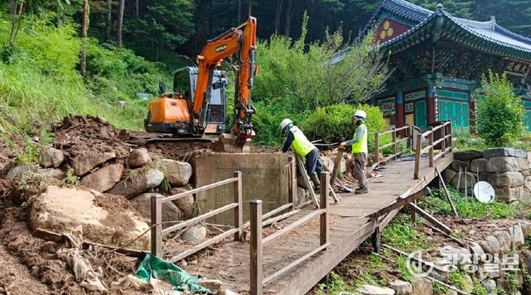 지난 7월 집중호우 시 집수구를 막은 토사를 굴삭기가 퍼내고 있다.