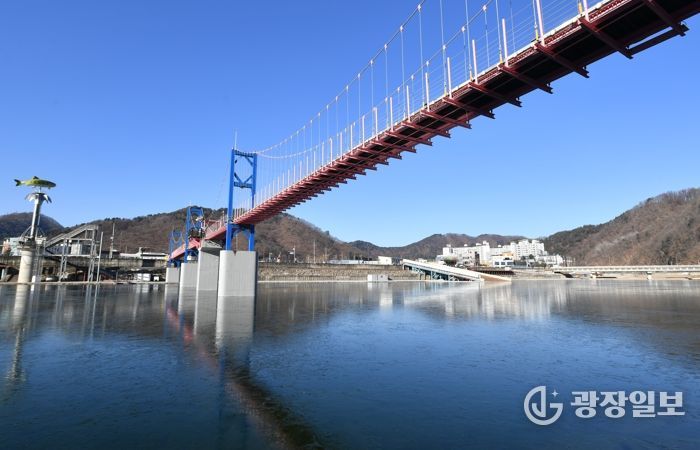 강추위가 찾아온 지난 4일 오전, 화천산천어축제가 열리는 화천천 수면에 얼음판이 형성되고 있다