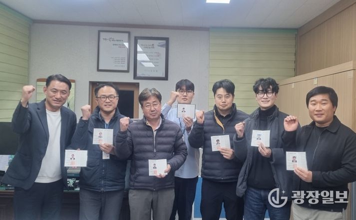 경주시 상수도과 직원들이 올해 취득한 상수도 분야 전문자격증을 보여주며 기념촬영을 하고 있다