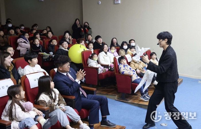 최충규 대덕구청장(사진 첫 번째 줄 왼쪽 세 번째)과 지역 어린이들이 6일 대덕구 안산도서관에서 열린 지역 주민을 위한 가족공연 ‘미래를 준비하는 첫걸음, AI 매직쇼’를 관람하고 있다.