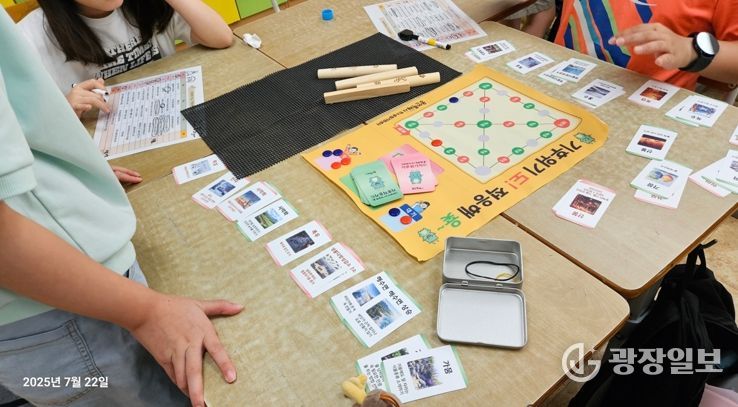 용인특례시 기후변화체험교육센터가 자체 개발한 교구 '기후위기도 적응해 윷